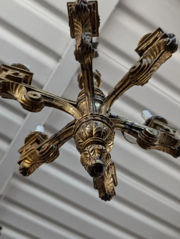 Six-light golden wood chandelier