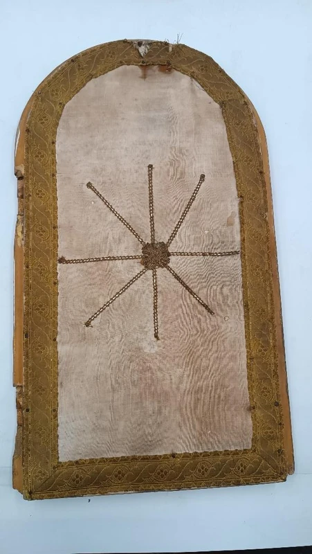 Portail de tabernacle, ciboire, bois doré avec pélican fin du 18e siècle