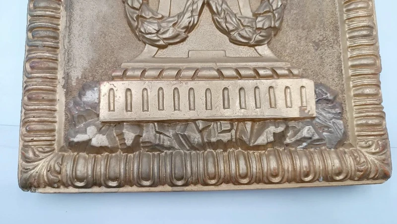 Portail de tabernacle, ciboire, bois doré avec pélican fin du 18e siècle