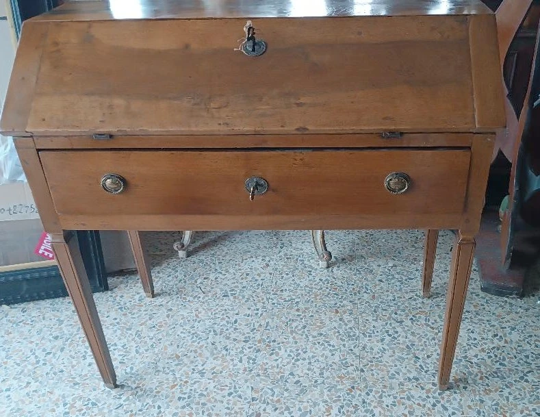 Bureau à abattants Louis XVI en noyer massif