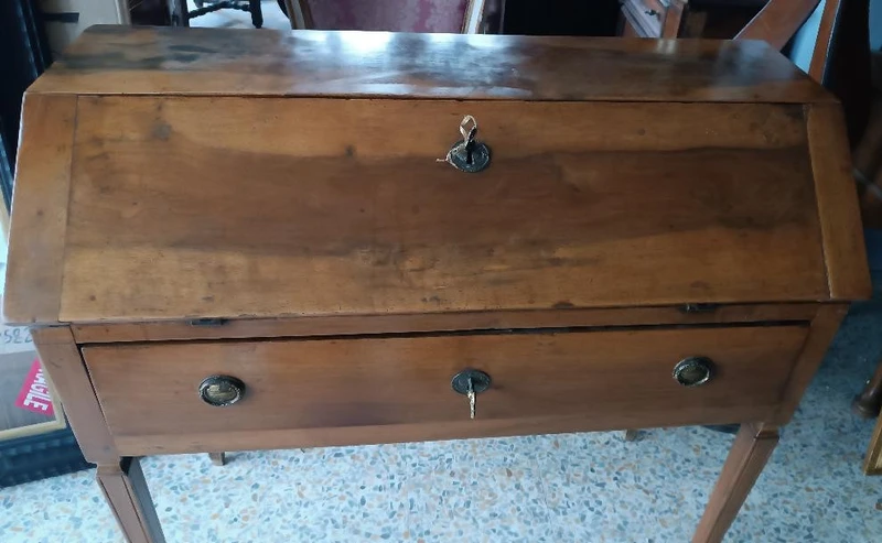 Bureau à abattants Louis XVI en noyer massif