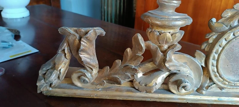 Antique candle holder with cartaglory in gilded wood 18th century
