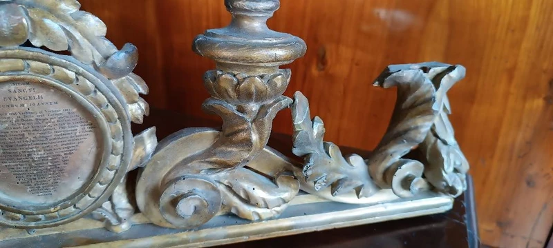 Antique candle holder with cartaglory in gilded wood 18th century