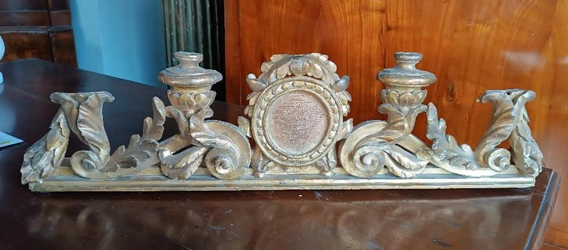 Antique candle holder with cartaglory in gilded wood 18th century