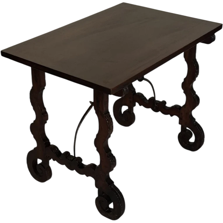 Walnut fratino table. Spain 17th century