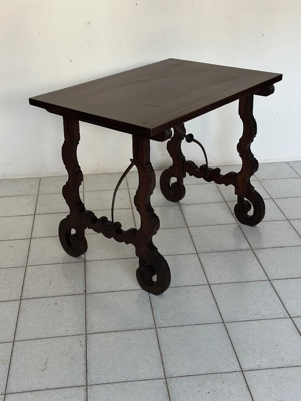 Walnut fratino table. Spain 17th century