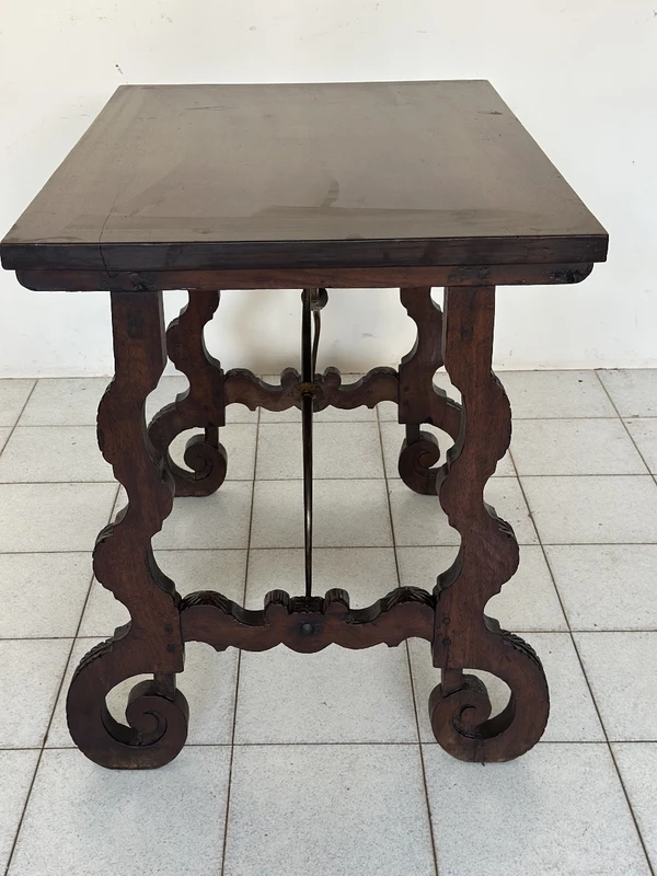 Walnut fratino table. Spain 17th century