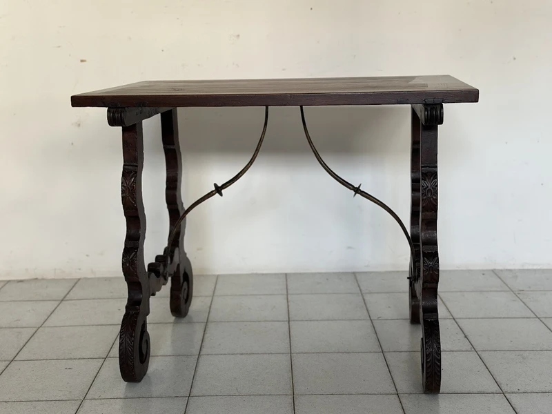 Walnut fratino table. Spain 17th century