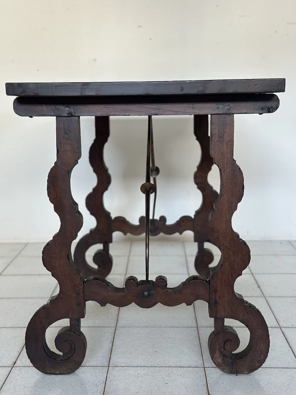 Walnut fratino table. Spain 17th century