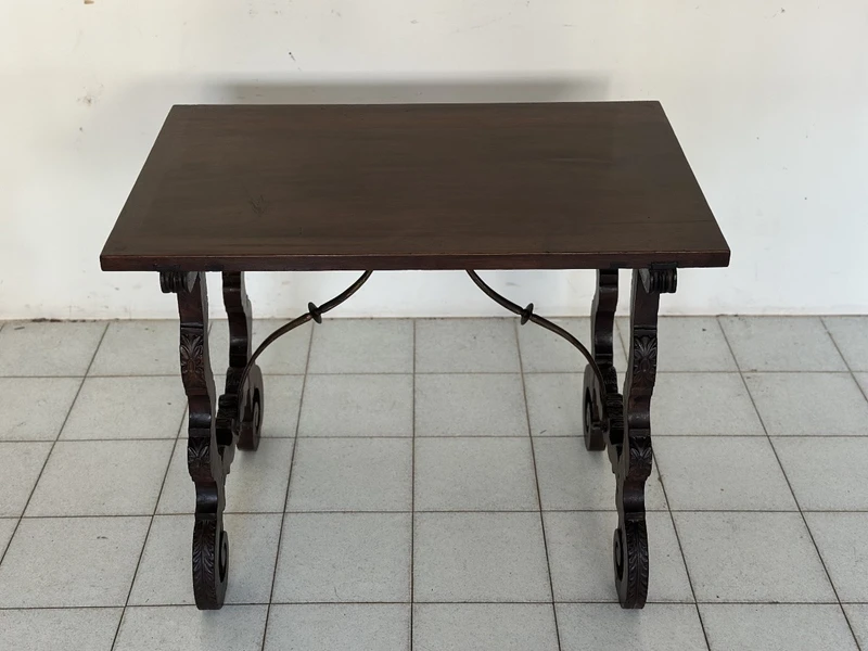 Walnut fratino table. Spain 17th century
