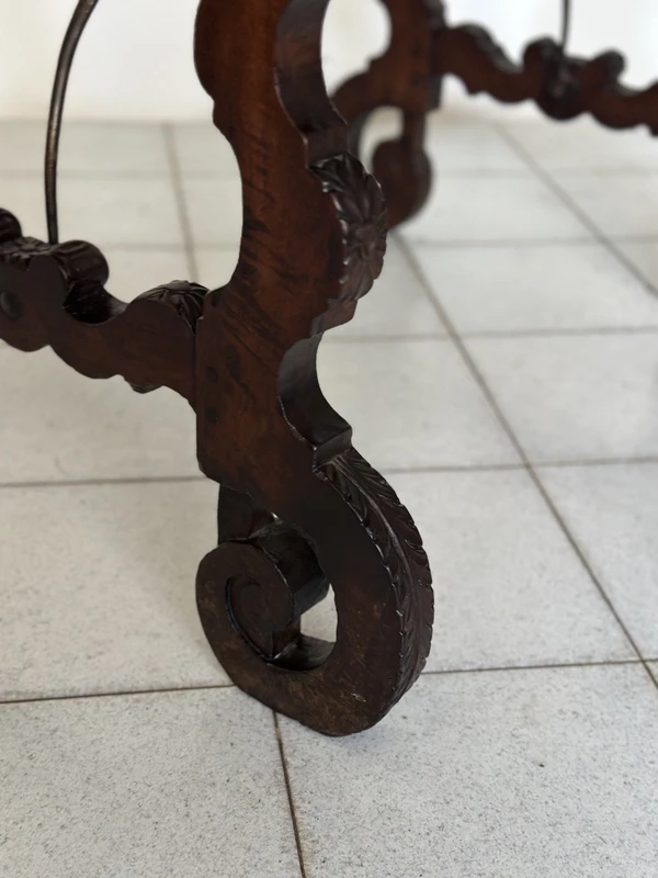 Walnut fratino table. Spain 17th century