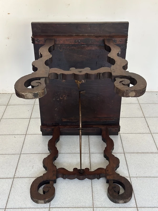 Walnut fratino table. Spain 17th century