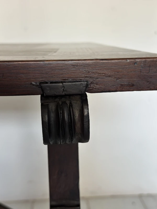 Walnut fratino table. Spain 17th century