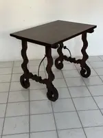 Walnut fratino table. Spain 17th century
