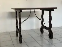 Walnut fratino table. Spain 17th century