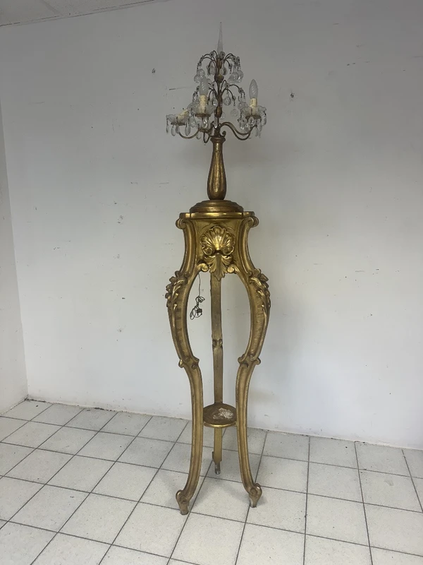 Chevalet porte-lampe en bois sculpté et doré. Lombardie 19ème siècle