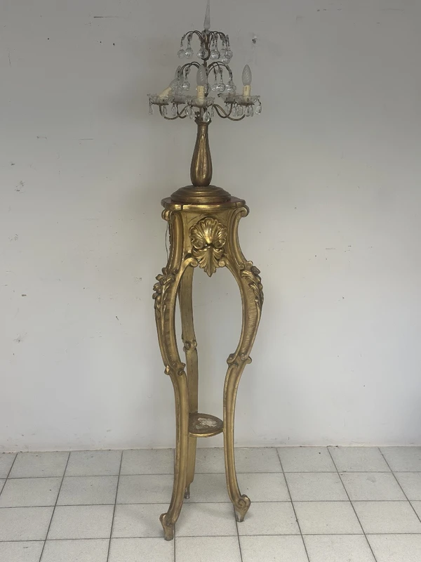Chevalet porte-lampe en bois sculpté et doré. Lombardie 19ème siècle