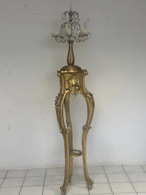 Chevalet porte-lampe en bois sculpté et doré. Lombardie 19ème siècle