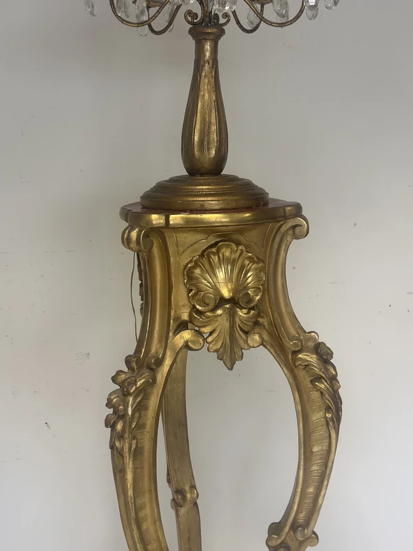 Chevalet porte-lampe en bois sculpté et doré. Lombardie 19ème siècle