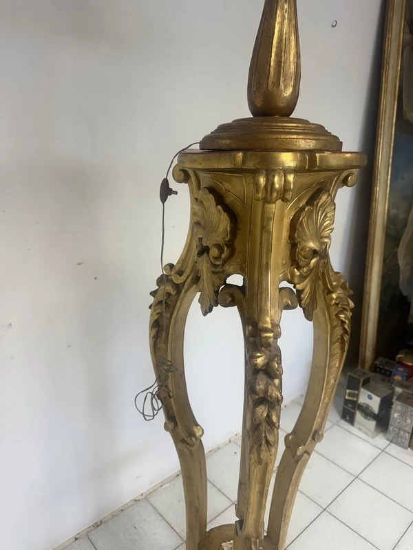 Chevalet porte-lampe en bois sculpté et doré. Lombardie 19ème siècle