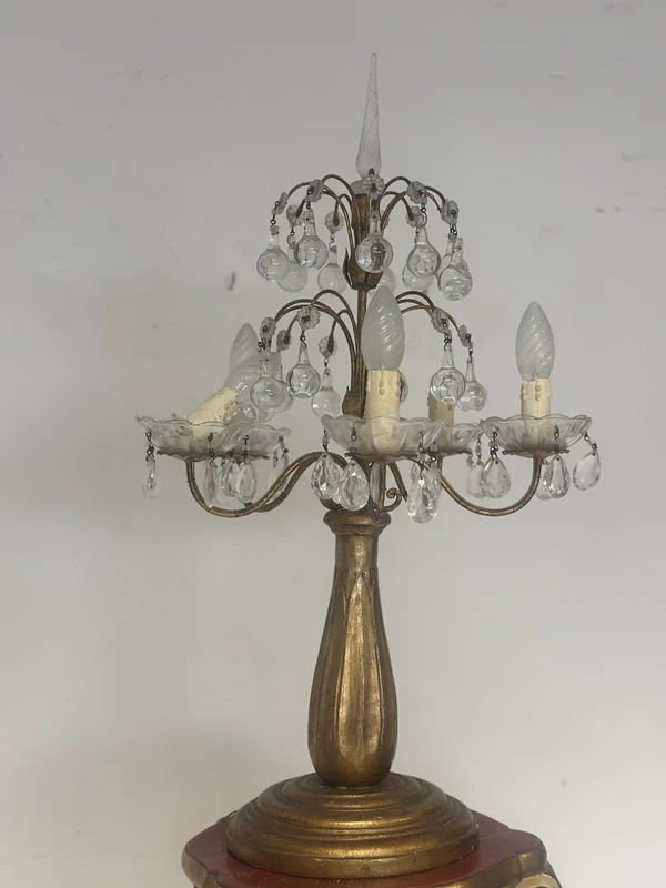 Chevalet porte-lampe en bois sculpté et doré. Lombardie 19ème siècle