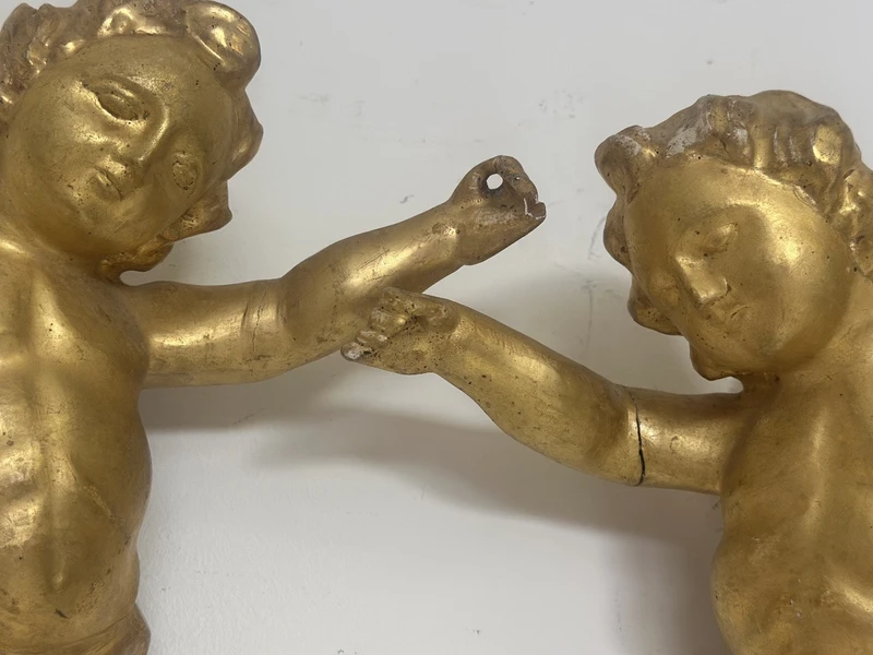Paire d'anges en bois doré . Lombardie début 18ème siècle