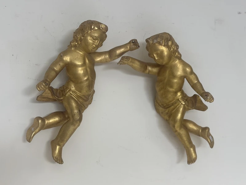 Paire d'anges en bois doré . Lombardie début 18ème siècle