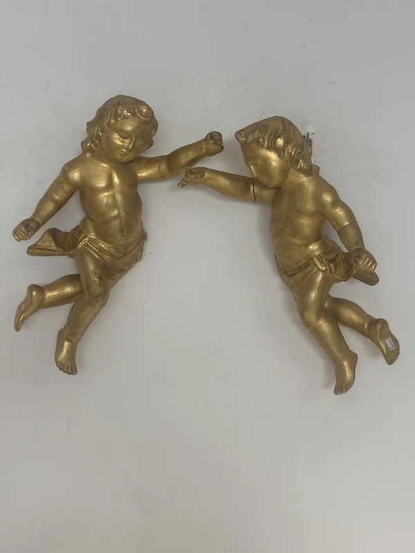 Paire d'anges en bois doré . Lombardie début 18ème siècle