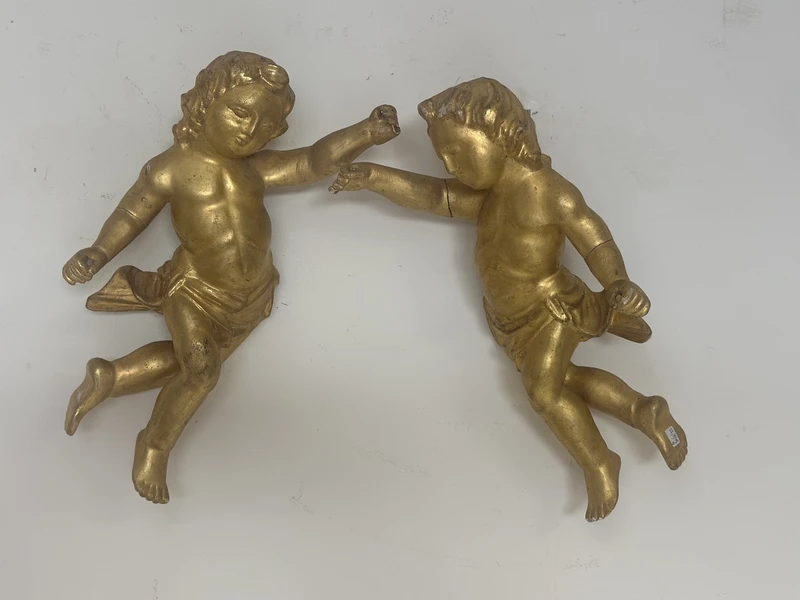 Paire d'anges en bois doré . Lombardie début 18ème siècle