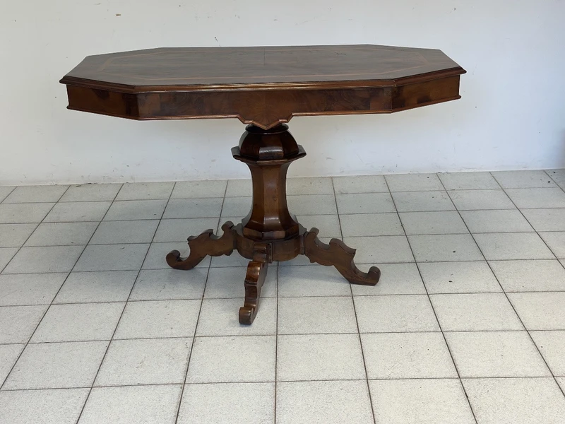 Walnut and briarwood cookie table . Lombardy mid-nineteenth century. Restored