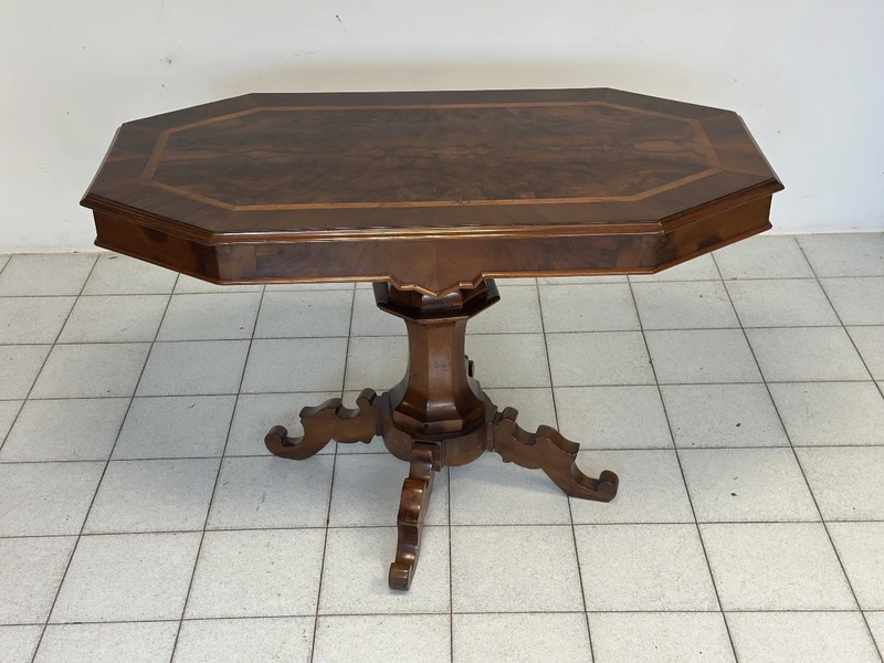 Walnut and briarwood cookie table . Lombardy mid-nineteenth century. Restored