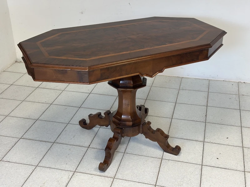 Walnut and briarwood cookie table . Lombardy mid-nineteenth century. Restored