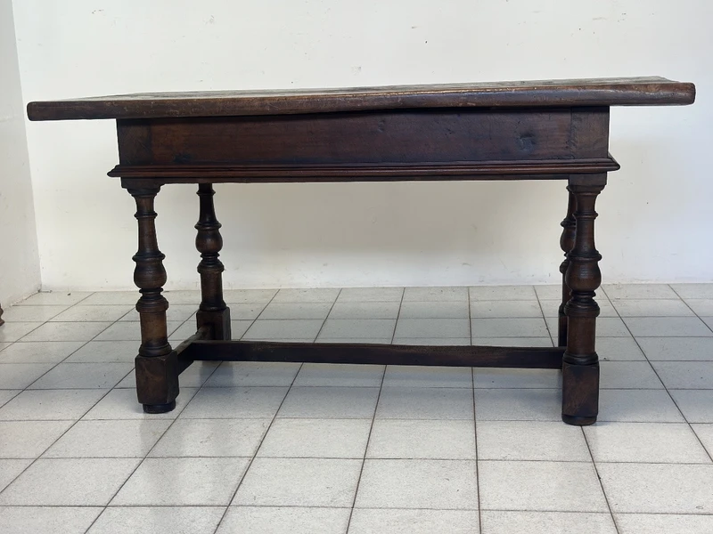 Bolognese walnut spool table . 17th century