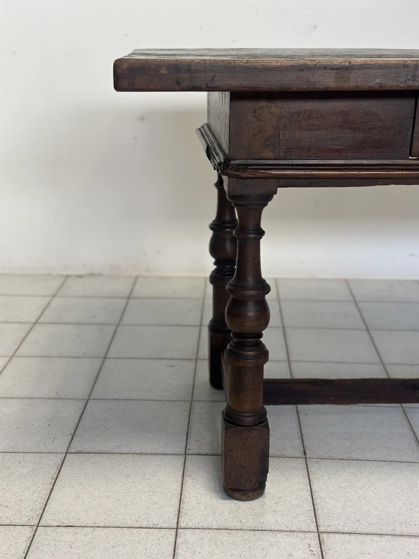 Bolognese walnut spool table . 17th century