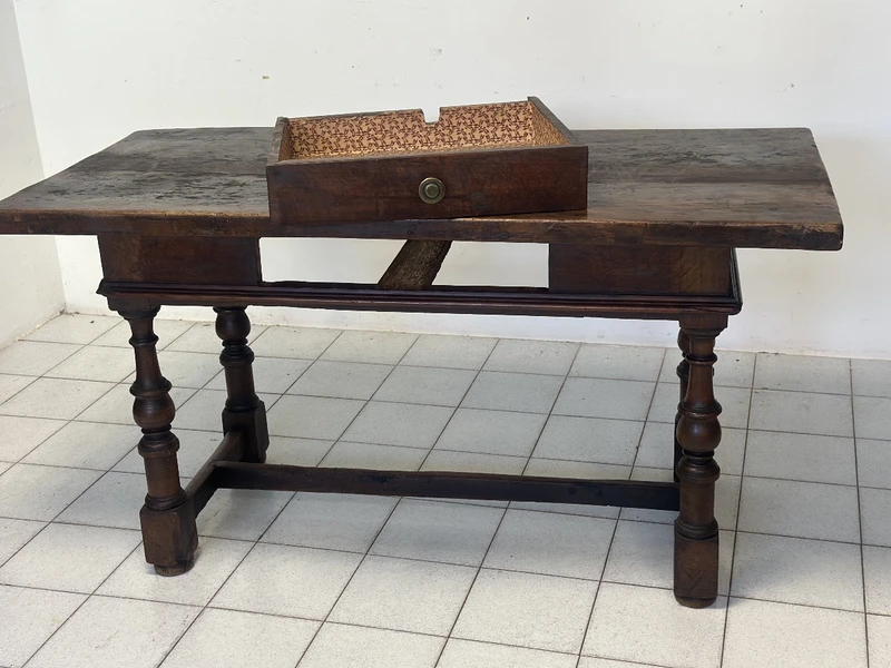 Bolognese walnut spool table . 17th century