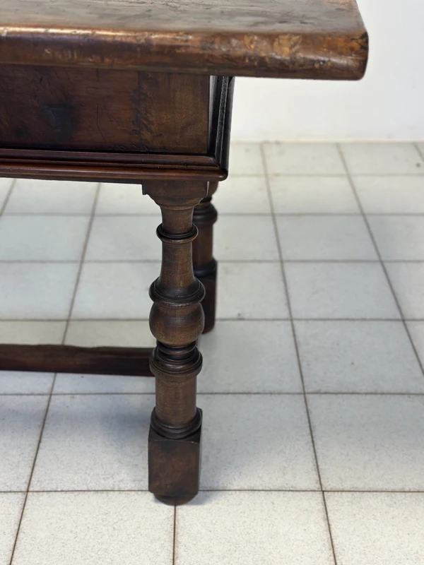 Bolognese walnut spool table . 17th century