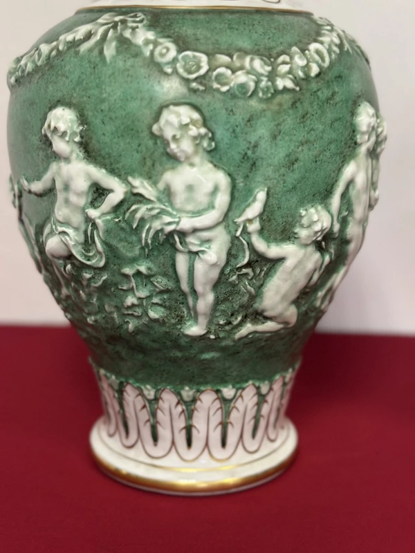 Paire de vases à couvercle en porcelaine. Capodimonte début 20ème siècle