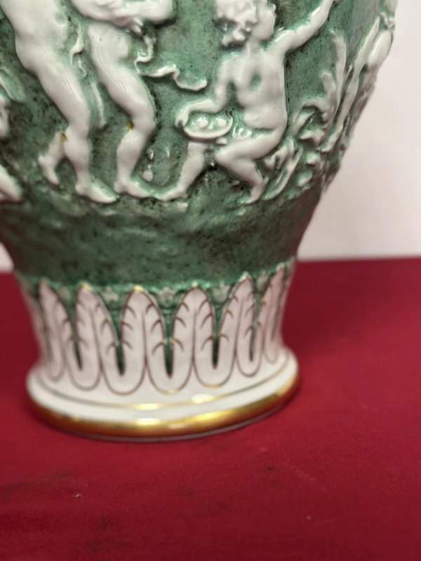 Paire de vases à couvercle en porcelaine. Capodimonte début 20ème siècle