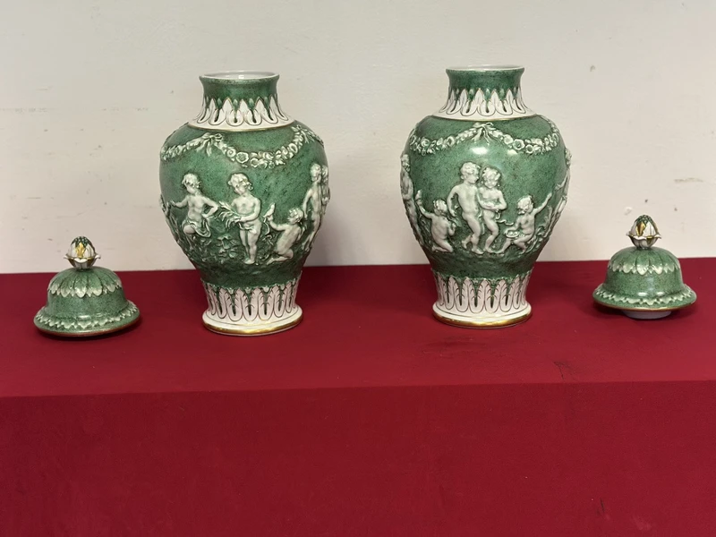 Paire de vases à couvercle en porcelaine. Capodimonte début 20ème siècle
