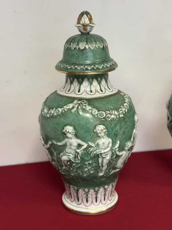 Paire de vases à couvercle en porcelaine. Capodimonte début 20ème siècle