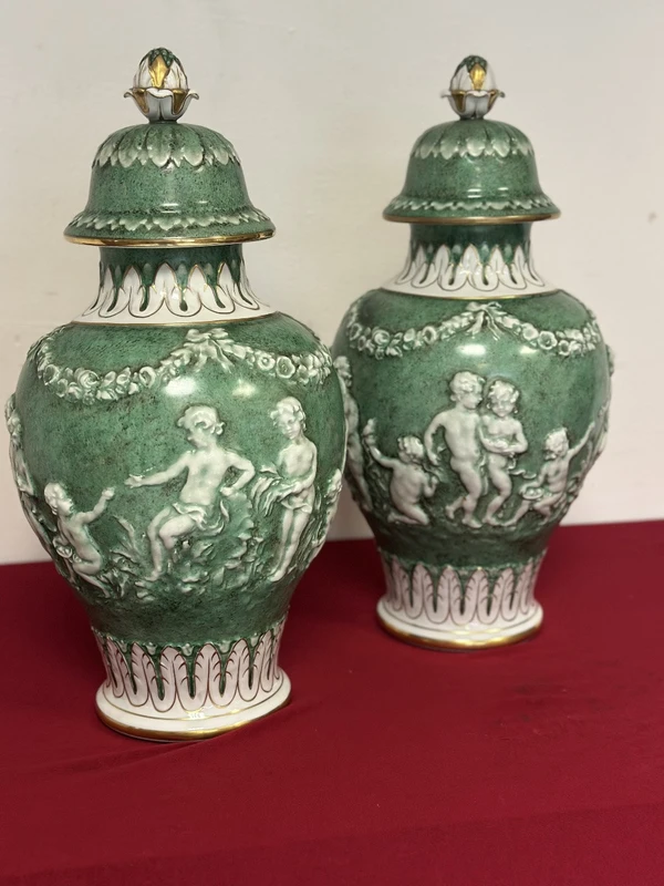 Paire de vases à couvercle en porcelaine. Capodimonte début 20ème siècle