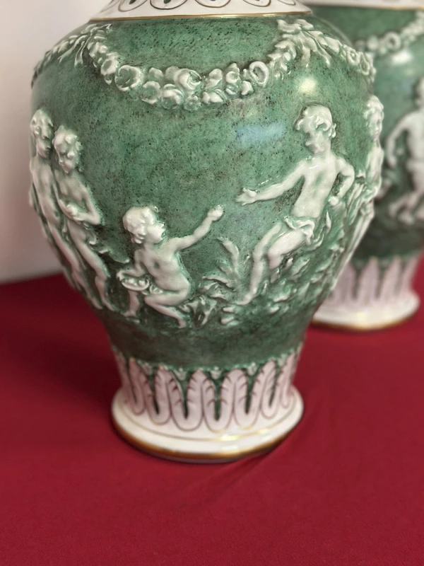 Paire de vases à couvercle en porcelaine. Capodimonte début 20ème siècle