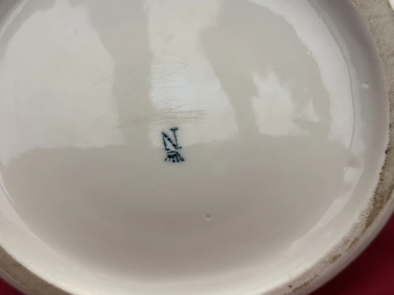 Paire de vases à couvercle en porcelaine. Capodimonte début 20ème siècle