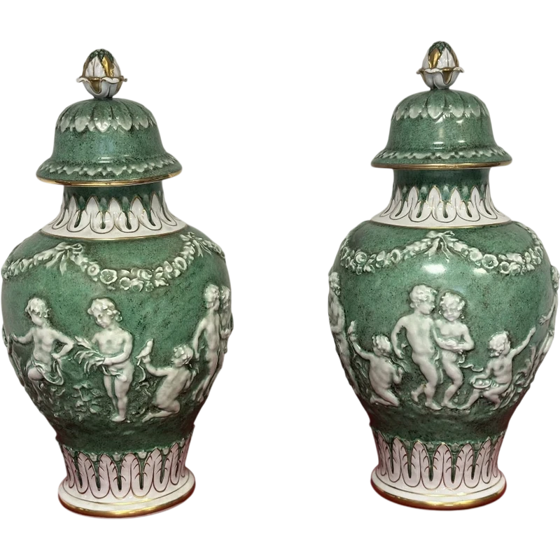 Paire de vases à couvercle en porcelaine. Capodimonte début 20ème siècle