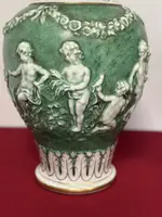 Paire de vases à couvercle en porcelaine. Capodimonte début 20ème siècle