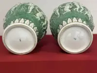 Paire de vases à couvercle en porcelaine. Capodimonte début 20ème siècle