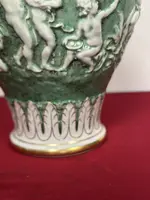 Paire de vases à couvercle en porcelaine. Capodimonte début 20ème siècle