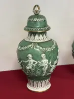 Paire de vases à couvercle en porcelaine. Capodimonte début 20ème siècle