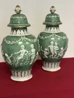 Paire de vases à couvercle en porcelaine. Capodimonte début 20ème siècle
