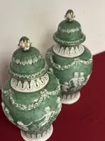 Paire de vases à couvercle en porcelaine. Capodimonte début 20ème siècle